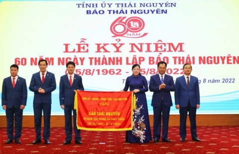 Thép Việt - Sing tặng hoa và tham dự Lễ kỷ niệm 60 năm thành lập Báo Thái Nguyên